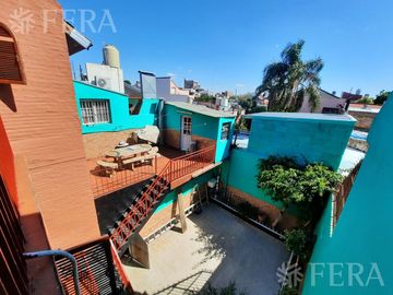 Venta de casa de 5 ambientes con cochera y local en Lanús Oeste