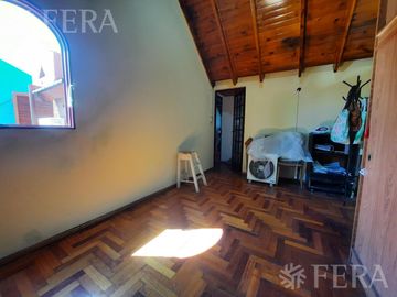 Venta de casa de 5 ambientes con cochera y local en Lanús Oeste