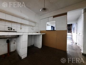 Venta de casa de 5 ambientes con cochera y local en Lanús Oeste