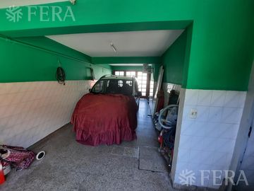 Venta de casa de 5 ambientes con cochera y local en Lanús Oeste