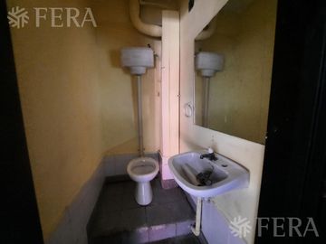 Venta de casa de 5 ambientes con cochera y local en Lanús Oeste