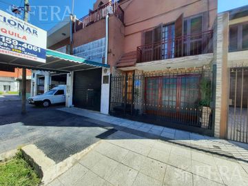 Venta de casa de 5 ambientes con cochera y local en Lanús Oeste