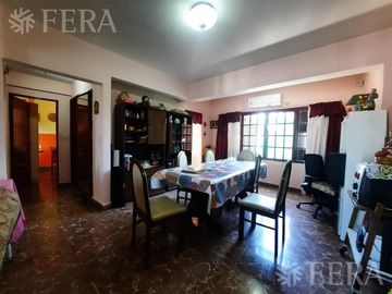 Venta de casa de 5 ambientes con cochera y local en Lanús Oeste