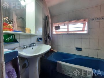 Venta de casa de 5 ambientes con cochera y local en Lanús Oeste