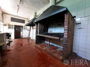 Venta de casa de 5 ambientes con cochera y local en Lanús Oeste