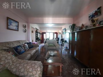 Venta de casa de 5 ambientes con cochera y local en Lanús Oeste