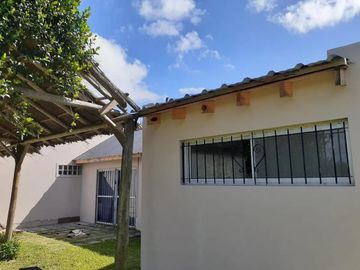 Casa en venta - 2 dormitorios 1 baño 2 cocheras - 1000mts2 - El Rodeo, Abasto [FINANCIADA]