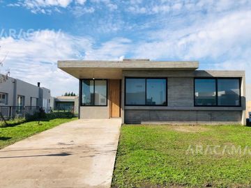 Casa en Venta en Barrio Privado San Felipe - Canning