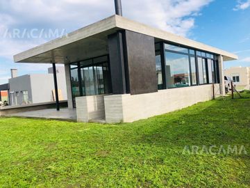 Casa en Venta en Barrio Privado San Felipe - Canning