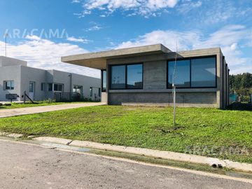 Casa en Venta en Barrio Privado San Felipe - Canning