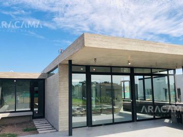 Casa en Venta en Barrio Privado San Felipe - Canning