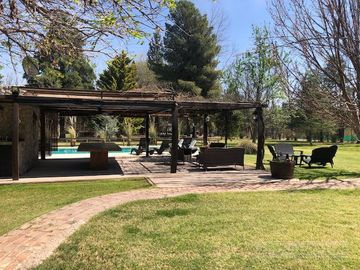 Casa rural con alma de finca. a 4 km de la capital. Mendoza. Rivadavia. terreno 8000 m2