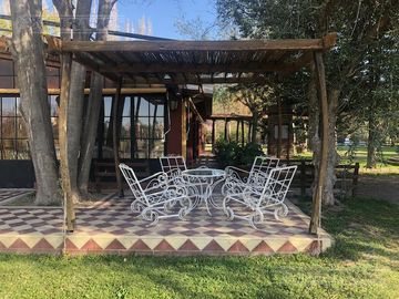 Casa rural con alma de finca. a 4 km de la capital. Mendoza. Rivadavia. terreno 8000 m2