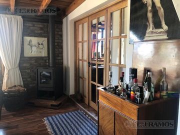 Casa rural con alma de finca. a 4 km de la capital. Mendoza. Rivadavia. terreno 8000 m2
