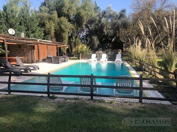 Casa rural con alma de finca. a 4 km de la capital. Mendoza. Rivadavia. terreno 8000 m2