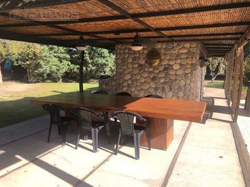 Casa rural con alma de finca. a 4 km de la capital. Mendoza. Rivadavia. terreno 8000 m2
