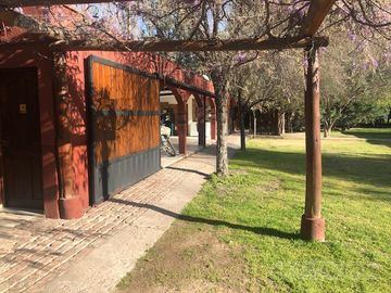 Casa rural con alma de finca. a 4 km de la capital. Mendoza. Rivadavia. terreno 8000 m2