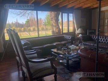 Casa rural con alma de finca. a 4 km de la capital. Mendoza. Rivadavia. terreno 8000 m2
