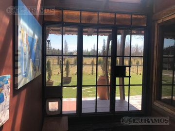 Casa rural con alma de finca. a 4 km de la capital. Mendoza. Rivadavia. terreno 8000 m2