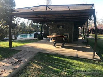 Casa rural con alma de finca. a 4 km de la capital. Mendoza. Rivadavia. terreno 8000 m2