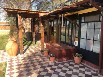 Casa rural con alma de finca. a 4 km de la capital. Mendoza. Rivadavia. terreno 8000 m2