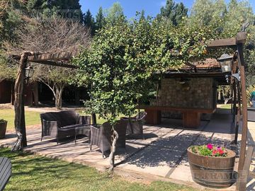 Casa rural con alma de finca. a 4 km de la capital. Mendoza. Rivadavia. terreno 8000 m2