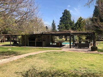 Casa rural con alma de finca. a 4 km de la capital. Mendoza. Rivadavia. terreno 8000 m2