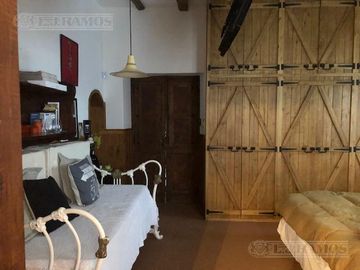 Casa rural con alma de finca. a 4 km de la capital. Mendoza. Rivadavia. terreno 8000 m2