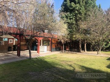 Casa rural con alma de finca. a 4 km de la capital. Mendoza. Rivadavia. terreno 8000 m2