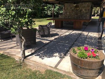 Casa rural con alma de finca. a 4 km de la capital. Mendoza. Rivadavia. terreno 8000 m2