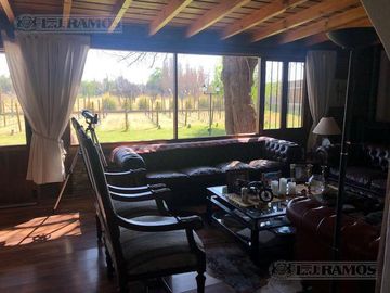 Casa rural con alma de finca. a 4 km de la capital. Mendoza. Rivadavia. terreno 8000 m2