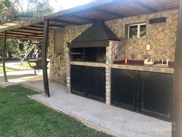 Casa rural con alma de finca. a 4 km de la capital. Mendoza. Rivadavia. terreno 8000 m2
