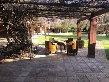 Casa rural con alma de finca. a 4 km de la capital. Mendoza. Rivadavia. terreno 8000 m2