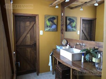 Casa rural con alma de finca. a 4 km de la capital. Mendoza. Rivadavia. terreno 8000 m2