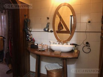 Casa rural con alma de finca. a 4 km de la capital. Mendoza. Rivadavia. terreno 8000 m2