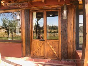Casa rural con alma de finca. a 4 km de la capital. Mendoza. Rivadavia. terreno 8000 m2