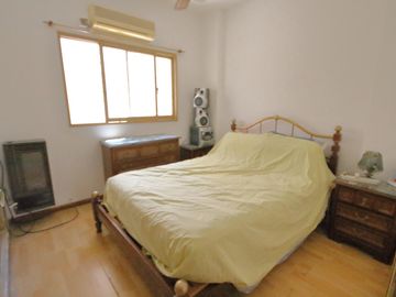 MANZONI 131: IMPECABLE 3AMB.    2 PATIOS   COCHERA OPCIONAL