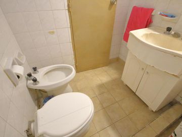 MANZONI 131: IMPECABLE 3AMB.    2 PATIOS   COCHERA OPCIONAL