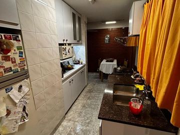 4 ambientes con dependencia en esquina con Av. Corrientes! !