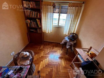 4 ambientes con dependencia en esquina con Av. Corrientes! !