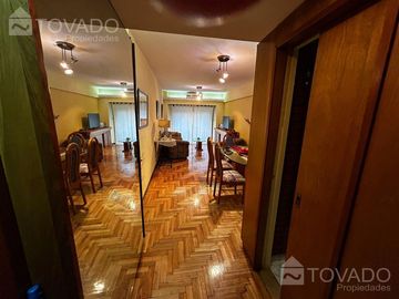4 ambientes con dependencia en esquina con Av. Corrientes! !
