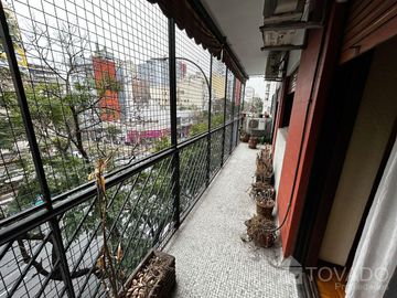 4 ambientes con dependencia en esquina con Av. Corrientes! !