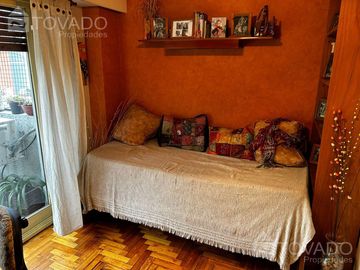 4 ambientes con dependencia en esquina con Av. Corrientes! !
