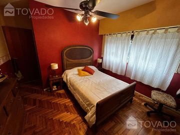 4 ambientes con dependencia en esquina con Av. Corrientes! !