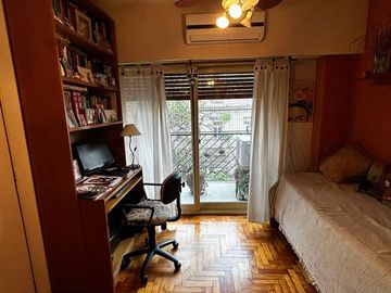 4 ambientes con dependencia en esquina con Av. Corrientes! !