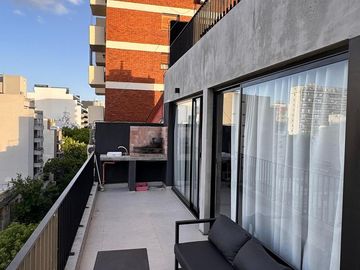 Lindísimo departamento menos de 2 años de antigúedad con gran balcón terraza en esquina con parrilla propia.Departamento en