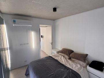 Lindísimo departamento menos de 2 años de antigúedad con gran balcón terraza en esquina con parrilla propia.Departamento en