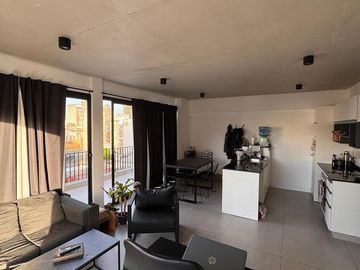 Lindísimo departamento menos de 2 años de antigúedad con gran balcón terraza en esquina con parrilla propia.Departamento en