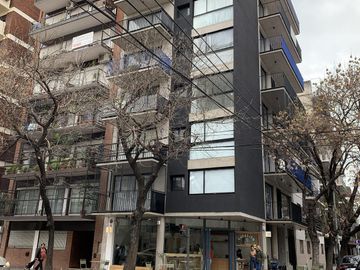 Lindísimo departamento menos de 2 años de antigúedad con gran balcón terraza en esquina con parrilla propia.Departamento en