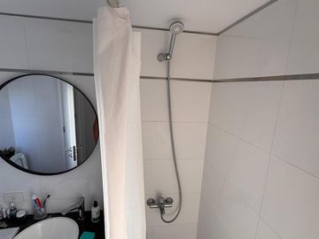 Lindísimo departamento menos de 2 años de antigúedad con gran balcón terraza en esquina con parrilla propia.Departamento en
